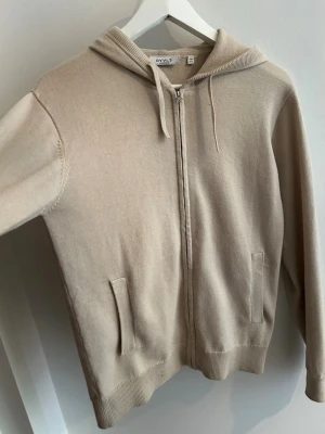 Cashmere hoodie - Tja, säljer denna feta hoodie som likar en beige cashmere hoodie. Passar dig som är ca 170cm lång. Skönt material. Hör av dig vid frågor. 