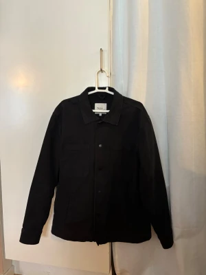 Pepe Jeans overshirt - En svart Pepe Jeans overshirt som är i bra skick. Passar som en S/M och säljer då den är för liten. Hör av er vid funderingar!