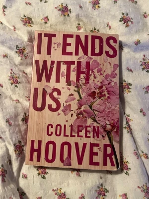 It ends with us - pocket  - It ends with us - pocket. Fint skick! Nypris ca 200kr. Säljes för 50kr.