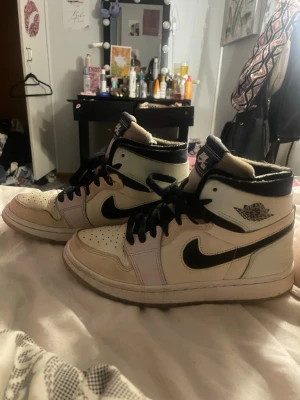 Nike Jordan skor - Jätte fina sköna skor 💕 dom är lite slitna men inget fel på dom❤️