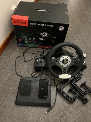 Ceper Speed Racing Wheel 4 in 1 ratt - Säljer en Ceper Speed Racing Wheel 4 in 1 använd 5 gånger max den kommer med ratt och pedaler, svart och silver design. Passar till PS4, Xbox One, Nintendo Switch och PC. Perfekt för dig som vill ta racingspelen till nästa nivå med realistisk känsla och bra grepp.ny pris 850kr