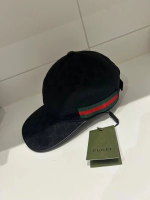 H&M keps  - Hej säljer min keps den e helt ny har aldrig använt den stork m