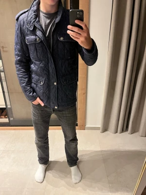 Mörkblå jacka från Burberry - Hej! Säljer en blå burberry jacka. Den är som storlek S fast igentligen är den M. Den är i bra skicka. Lite trög, men fungerande, dragkedja. 