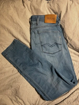 Ljusblå jeans från Replay - Säljer ett par ljusblå jeans från Replay med klassisk design och raka ben. Jeansen har en snygg tvätt och är i mycket bra skick. De är använda fåtal gånger. Modellen är w31 men är större i midjan och l34. Bara att skicka vid fundering. Priset är så klart inte hugget i sten!