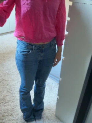 Rosa Odd molly blus - Säljer en jättefin rosa blus från oss Molly. Använd några få gånger men i väldigt bra skick. Perfekt för dig som gillar färg och vill ha en enkel men snygg topp, (säljer också jeansen, kolla min profil)💗