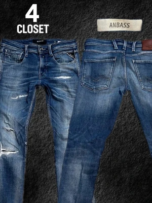 Mörkblå Replay Anbass Slitna Jeans 28/30 - Feta blå slimfit jeans ifrån Replay med modellen Anbass! De har extremt snygga slitningar  utöver benen och en skön wash. Skick - Mycket bra ✅Storlek - W28 L30 ✅ Kontakta mig för frågor och eventuella prisförslag, priset går att diskutera!🤝
