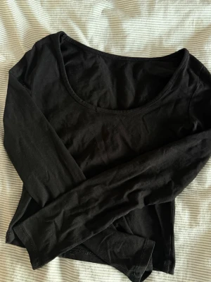 Svart långärmad topp - En svart långärmad topp med en urringning i bak🖤