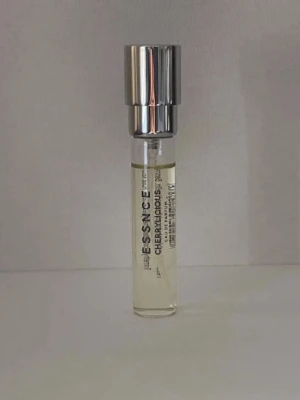  Essnce Cherryalicious  - Essnce med doften Cherryalicious 8 ml. Den är inte testsprayad.TOPPNOTER Körsbär, Bergamott, Björnbär, Äpple HJÄRTNOTER Jasmin, Persika, Choklad, Körsbär BASNOTER Tonkaböna, Vanilj, Mysk, Kashmirträ  nypris 130kr