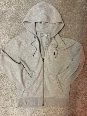 Ralph lauren zip hoodie - Säljer en riktigt snygg raffe hoodie🙌🏻 Stl Xs 📏skick 8/10🤩 använts fåtal gånger👌🏻pris är ej hugget i sten 🪨