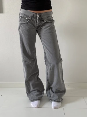 Lågmidjade jeans - Midjemåttet 37 Grenmått 19 Innerbenslängd 82 Hon på bilden är 163🩷