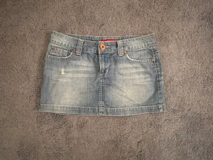 Jeans kjol - Jeans kjol med rosa detaljer. Vet inte storlek men  gissar på M.