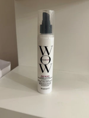 Color Wow Raise The Root Volymspray - Volymspray från Color Wow, Raise The Root, i en vit plastflaska med svart pump och genomskinligt lock. Sprayen är framtagen för att ge volym och lyft till platt hår utan att göra håret matt. Innehåller 150 ml.