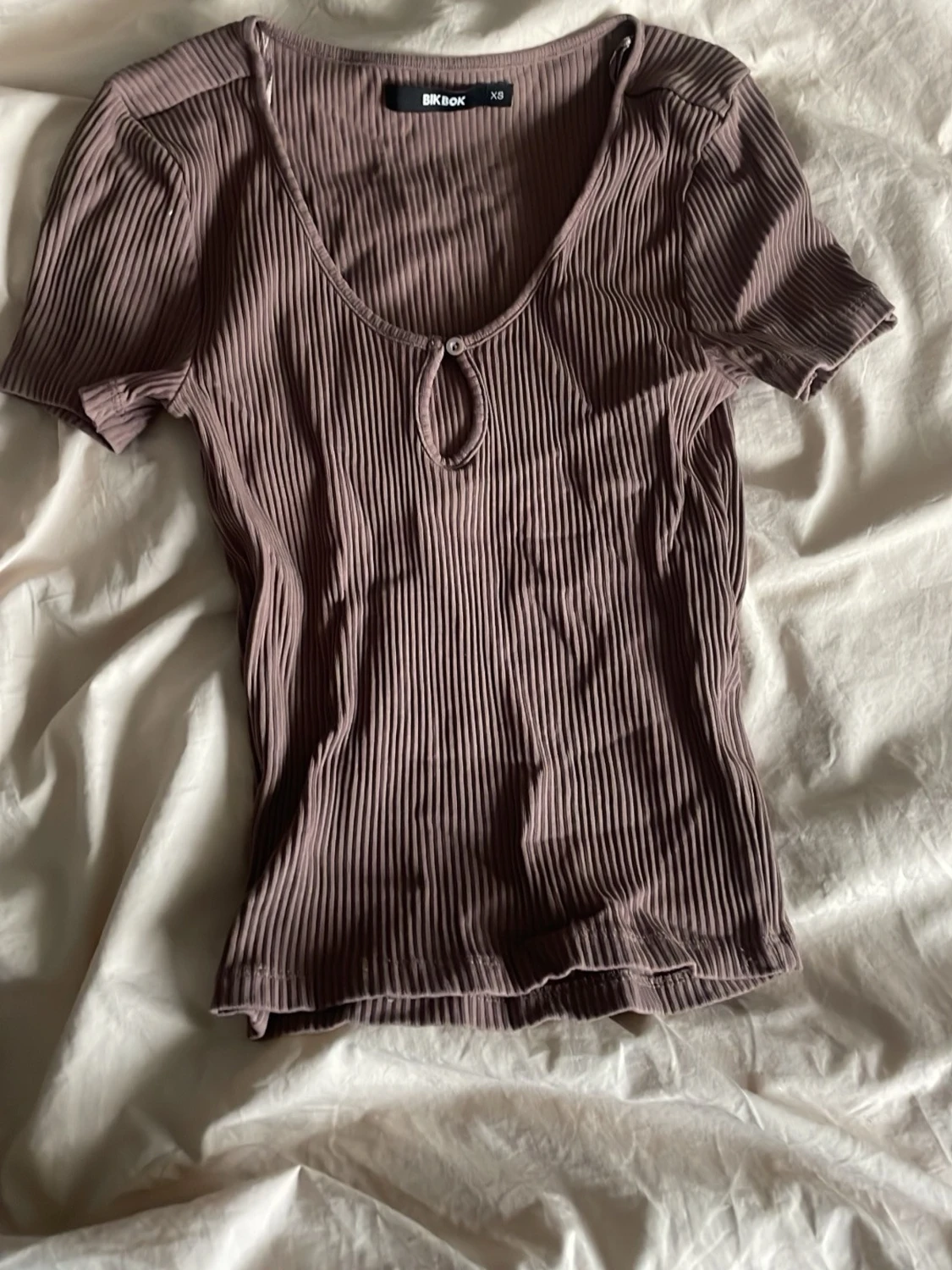 Ribbad brun topp från Bik Bok