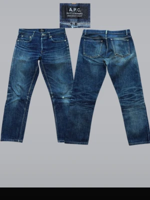A.P.C. Petit Standard Selvedge | W 28  - Snygga blå jeans från A.P.C. modell Petit Standard. Jeansen har slitningar och sjuka fades * Waist 36 cm * Inseam 60 cm * Outseam 86 cm * Leg opening 15 cm * Rise 26 cm  Dm vid frågor
