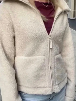 Trendig teddyjacka  - Beige supersnygg teddyjacka från h&m i storlek XS!! 💞