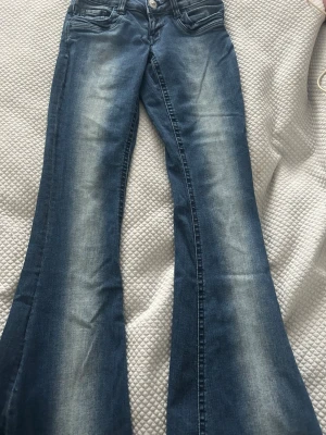 Blå bootcut jeans - superfina blåa jeans med ljusare detaljer! använda fåtal gånger❤️