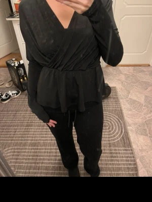 Svart omlottopp med v-ringning - Använd några gånger 