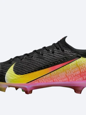 Nike Mercurial fotbollsskor svart/gul - Snygga Nike Mercurial fotbollsskor i svart med stora gula swoosh-loggor och färgskiftande detaljer i gult, grönt och rosa. Ovandelen är tillverkad i ett stickat syntetmaterial med texten 'FLYKNIT' tryckt längs sidan. Skorna är slutsålda! Vini JR Vini Fly. Ytterligare ett par limited edition skor från Vinicius JR som är i jättebra skick. Storlek 44. Säljs pågrund av att jag tappat intresset av spelaren. Jättefrsächa dubbar och använda några gånger bara. Vid intresse skickas bilder! Köpta för 3499