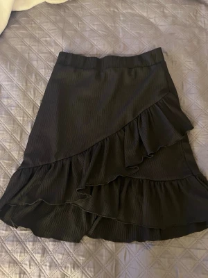 Nelly kjol - Svart kjol från Nelly knappt använd 