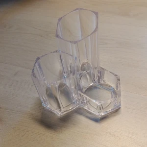 Transparent sminkborsthållare eller pennställ - Säljer en transparent make up organizer från Eleganza med tre fack i olika storlekar, perfekt för sminkborstar, läppennor och andra sminkaccessoarer, samt även till ett pennställ.. Tillverkad i akryl med modern, kantig design.