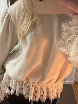 Beige tröja med spetsdetaljer - Super söt tröja från Zara! Helt ny med prislapp storlek M💕
