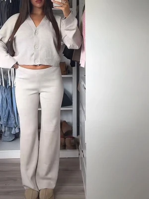 Mjukis set - Endast använda en gång. Säljer både byxorna och tröjan