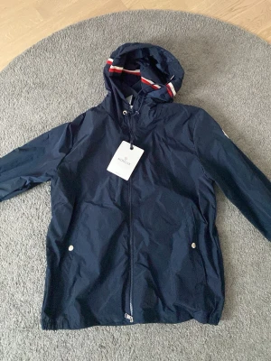 Marinblå Moncler Vindjacka - Marinblå Moncler Windbreaker. Storlek 2 (Motsvarar M). NFC scan fungerar. Fråga gärna för fler bilder eller funderingar.