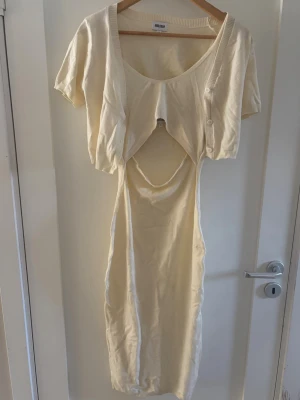 Stickad klänning - Stickad klänning med öppning på mage och kofta ingår💕settet är från Bubbleroom och är aldrig använt.