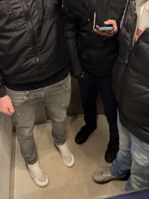 Grå slim fit jeans från Jack & Jones - Säljer ett par grå slim fit jeans från Jack & Jones med slitningar och tvättade detaljer storlek 29/32. Jeansen har klassisk femficksmodell och normal midja. Perfekta för dig som gillar en modern och avslappnad stil. 