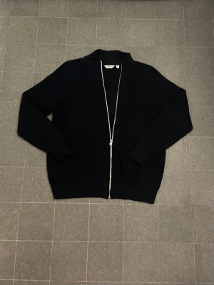 Dobber ziptröja  - Hej, säljer en snygg ziptröja från Dobber. Priset kan diskuteras. Skriv vid minsta lilla fundering.