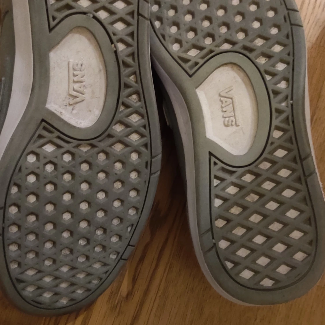 Gråa Vans sneakers med vit detalj - 1