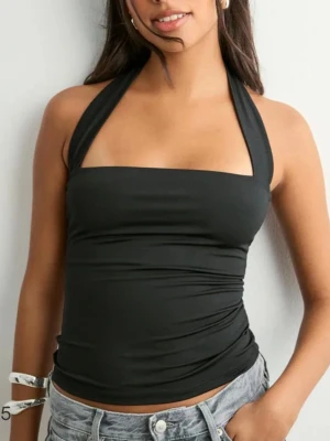 Svart halterneck topp från Nelly - Säljer denna jättesöta toppen från Nelly i storlek small, helt ny med prislapp. Köpt för 249 kr💕