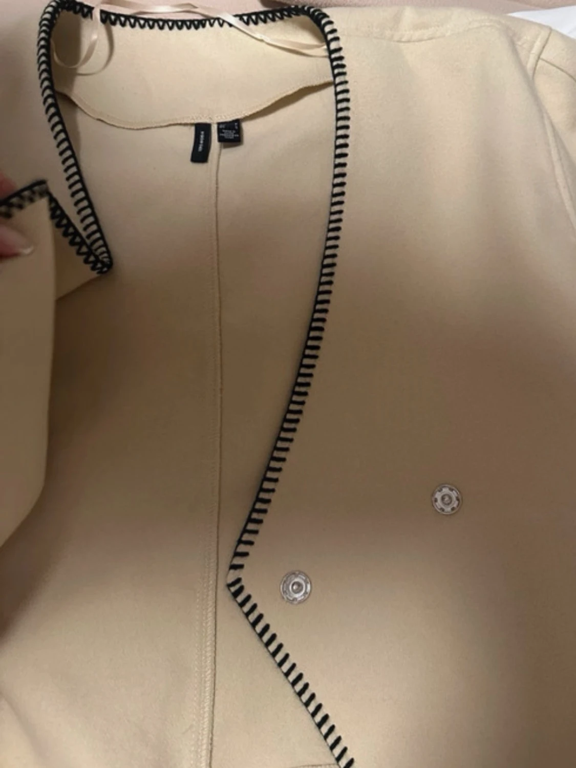 Beige omlottkofta med svarta detaljer - 1