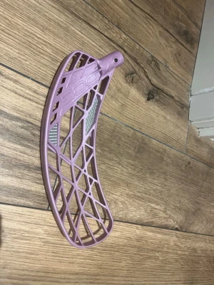 Innebandyblad - Helt nytt oxdog fal blad i plasten mbc2 (PP). Ordinarie ny pris är 400kr. Säljaren står ej för någon slags kompensation om bladet skulle gå sönder efter köpet