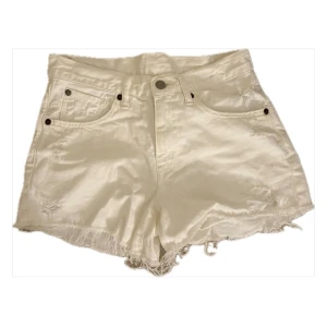 Vita jeansshorts-Ralph Lauren  - Vita denimshorts från Ralph Lauren i storlek 24(motsvarar ungefär xs). Modellen är en "Relaxed Cutoff" med snygga slitna detaljer och rå kant nertill. 