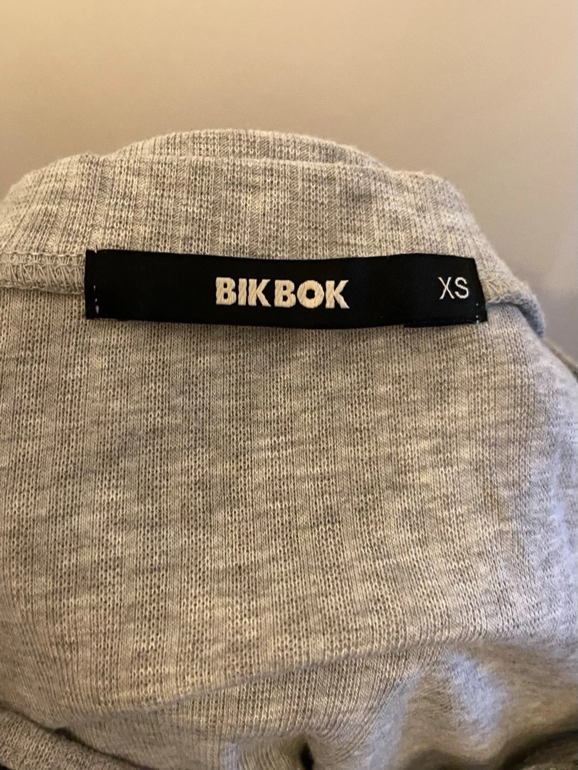 Ljusgrå långärmad topp med snörning XS - 2