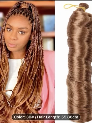 Långt syntetiskt flätat hår 30# - Snyggt syntetiskt hår i färg 30# (ljusbrun/koppar) med vågig textur, perfekt för flätor eller extensions. Längd ca 56 cm. Passar dig som vill ha en trendig och naturlig look med extra volym och längd.