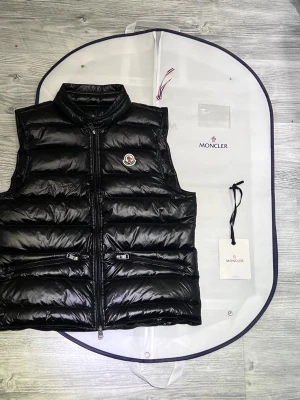 Moncler väst gui  - Hej! Jag säljer nu min moncler väst som är i nyskick den är andvänt väldigt sparsamt och inte alls länge, den äräkta och köpt ifrån Nk kvittot finns som bevis till det och nfc Scan funkar som den ska. original tillbehören ingår med jackan som taggarna og plastpåsen och dustbagen, priset är hugget i Sten hör av dig vid minsta lilla fråga!😄