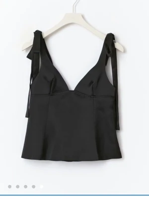 Svart topp - Snygg svart topp från Gina Tricot 14+ i storlek Xs, tyvärr så passade den ej mig så har inte använt mer än att jag testat den vid flera tillfällen!💓