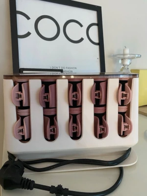 Remington PROluxe värmepapapiljotter - Säljer ett set med Remington PROluxe värmespolar i snyggt beige och rosa. Perfekt för att fixa volym och lockar snabbt. Lätt att använda och smidig att ta med. Ger salongskänsla hemma! Använda 2 gånger ungefär🥰gratis frakt🫰🏼
