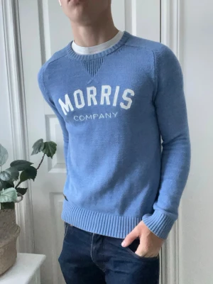 Morris ljusblå tröja  - Morris ljusblå tröja, en riktigt fräsch tröja asså! Hur najs passform på den som helst och i nyskick. Modellen är 180 cm 75 kg och bär storlek s, inga defekter heller 😌
