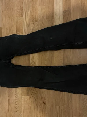 Mörkgråa lågmidjade bootcut jeans  - Supersnygga väldigt lågmidjade jeans från lager 157 i storlek S. Använda väldigt lite så har inga defekter eller liknade! Nypris 400kr