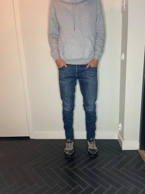 Dondup George  - Dondup jeans i fint skick! Modell: George, W32. Midje bredd: 41cm, längd: 102cm. Pris kan diskuteras! Kontakta vid frågor och funderingar! 