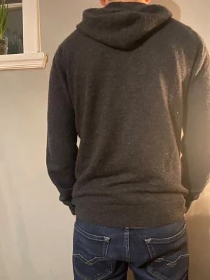 Mörkgrå cashmere hoodie - Jag säljer nu denna snygga cashmere hoodie från John Henric. Den är mörkgrå och stilren i storlek M. 