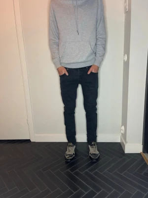 Dondup - Dondup jeans i fint skick! W31. Midje bredd: 40cm, längd: 95cm. Pris kan diskuteras! Kontakta vid frågor och funderingar! 