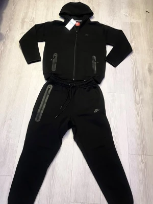 🔥 Nike Tech Fleece – Svart (M) - Populärt Nike Tech-set i helsvart färg — hoodie + byxor. Stilren och tidlös design med bekvämt Tech Fleece-material som passar perfekt både till vardag och gym. I mycket fint skick! 👕✨ 💬 Pris kan diskuteras — skicka bud!  📦 Skickas ut idag!  🧵 Material: Tech fleece 🎨 Färg: svart 📏 Storlek: M 👟 Set: hoodie + byxor  #NikeTech #TechFleece #BlackFit #NikeSet #ComfyWear #StorlekM #SnabbLeverans #Streetwear