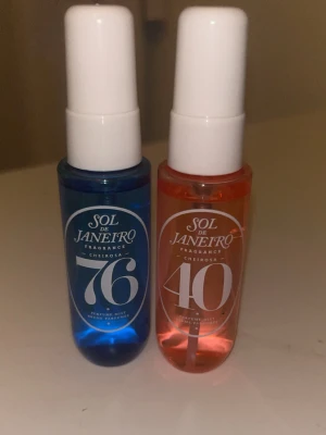 Sol de Janeiro Cheirosa 76 & 40 mist - Två doftmister från Sol de Janeiro: Cheirosa 76 i blå flaska och Cheirosa 40 i rosa flaska. Båda har vita spraylock och stilren design. Perfekta att ha med i väskan eftersom hur små dom är för en fräsch doftboost när som helst. Nästan inte alls andvönda, eftersom dom inte var min smak på doft. Köpte med i ett pack med alla dofter mini💕