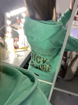 Mintgrönt Juicy Couture set - Säljer ett mintgrönt set från Juicy Couture i mjuk velour. Setet består av en zip-hoodie med fickor i storlek xs och matchande byxor med resår i midjan i storlek S. Guldiga detaljer och logga på både rygg och ben. Jag är 173 och byxorna går ner till anklarna så skulle passa perfekt på någon som är lite kortare. Skriv gärna om ni har nå frågor🩷 (köpt på Plick och inte från själva hemsidan)