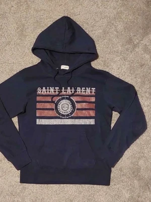 Saint Laurent hoodie  - Säljer denna feta saint Laurent hoodie vid en snabb affär går priset att sänka minsta fundering hör av dig 🔥✅