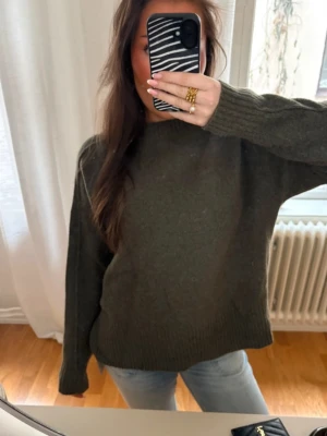 Grön stickad tröja Zara  - Kahki Grön stickad tröja från Zara i storlek S😻❣️( mina bilder från vinted ) 